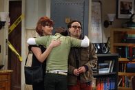 The Big Bang Theory – Als Howard (Simon Helberg, M.) klar wird, dass Stephanie (Sara Rue, l.) mit Leonard (Johnny Galecki, r.) liiert ist, erklärt er die beiden für tot. Er erweckt sie allerdings sofort wieder zum Leben, als sie ihm ein Date mit einer Freundin vermitteln ...