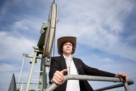 Checker Tobi – Checker Tobi ist dem Plastikrohstoff auf der Spur - vielleicht wird er hier bei der Erdölpumpe in Großaitingen fündig.