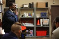 Chicago Fire – Chicago Fire Staffel 10 Folge 18 Es gilt Ruhe zu bewahren: Eamonn Walker als Chief Wallace Boden