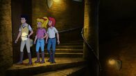 Bibi und Tina – Laut einer Sage soll im Schloss ein schwarzer Diamant versteckt sein. Den müssen Bibi (M.), Tina (r.) und Alex (l.) unbedingt finden.