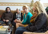 Danni Lowinski – Danni (Annette Frier, 2.v.l.) arbeitet an einem ganz besonderen Fall. Ihre Mandantin, Carolin (Sonja Gerhardt, r.) hat den Muslim Amin geheiratet, war aber bisher nicht mit den Gesetzen der Religion vertraut. Im Streit hat ihr Mann dreimal ein arabisches Wort gesagt, welches laut Islam zur Scheidung führt. Seine Eltern (Mohammad-Ali Behboudi, l. und Özay Fecht, 2.v.l.) sind sehr froh über die Trennung und setzen ihn unter Druck, damit das so bleibt ...