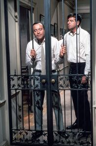Ein seltsames Paar – Der von seiner Frau verlassene Ordnungsfanatiker Felix (Jack Lemmon, li.) mit seinem Freund Oscar (Walter Matthau, re.), bei dem er vorübergehend wohnt
