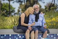 Liebe auf den ersten Trick – In dem 70-jährigen Millionär Reiner (Dieter Hallervorden, r.) findet die charmante Trickbetrügerin Annabel (Veronica Ferres, l.) ihr bisher lukrativstes Opfer. Alles läuft wie am Schnürchen, bis der gutaussehende Hochstapler Tom ihre Pläne torpediert ...