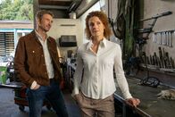 Der Bergdoktor – Hans Gruber (Heiko Ruprecht) ist irritiert über das Verhalten von Caro Pflüger (Barbara Lanz).