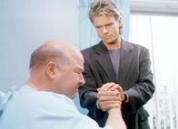 MacGyver – MacGyver (Richard Dean Anderson, r.) versucht, den deprimierten Pete Thornton (Dana Elcar, l.) aufzumuntern.