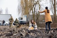 In Her Car – Inga (Olena Oleynikova, l.) weiß nicht mehr weiter. Doch bevor Lydia (Anastasia Karpenko ,r.) ihr helfen kann, müssen sie sicher die Grenze passieren. Das ist einfacher gesagt, als getan.