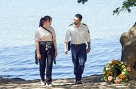 WaPo Berlin – Fahri Celik (Hassan Akkouch, r.) befragt Emily Gräwe (Fine Sendel, l.) am Knochenfundort, am Müggelsee, zu ihrer seit 15 Jahren vermissten Schwester, die sie selbst nie kennengelernt hat.