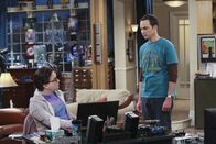 The Big Bang Theory – Wird, wenn er erkältet ist, zur wahren Furie und geht Leonard (Johnny Galecki, l.) und dem Rest der Clique gehörig auf die Nerven: Sheldon (Jim Parsons, r.) ...