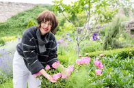 Garten & Lecker – Die erste Reise geht nach Rheinhessen in den modernen Barockgarten der Künstlerin Iris Süß-Leonhardt in Westhofen. Auf rund 1000 Quadratmetern blühen Pfingstrosen, Schwertlilien und Zierlauch um die Wette.