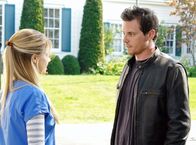 Scrubs - Die Anfänger – Denise (Eliza Coupe, l.) hat für den neuen, etwas älteren Studenten Drew (Michael Mosley, r.) wahnsinnig wichtige Tipps ...