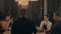 Drei Gänge und ein Todesfall – v.li.: Jessica (Indira Varma), Beth (Olivia Williams), Tom (Alan Tudyk), Sarah (Shirley Henderson), Richard (Rufus Sewell)