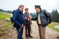 Hubert und Staller – Staller (Helmfried von Lüttichau, rechts) präsentiert Polizeirat Raimund Girwidz (Michael Brandner, links) den Maler Herbert Stein (Johann Schuler) als potentiellen Täter und will diesen verhaften. Das passt dem Chef gar nicht.