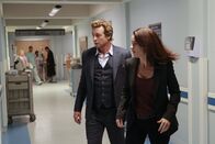 The Mentalist – Bei einem neuen Fall gehen Jane (Simon Baker, l.) und Lisbon (Robin Tunney, r.) große Risiken ein, um dem tödlichen Treiben der Gesuchten ein für alle Mal ein Ende zu bereiten ...