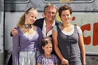 Rindvieh à la carte – Felix (Bernhard Schir) präsentiert sich mit Frieda (Muriel Baumeister) und deren beiden Töchtern Lotte (Luise von Finckh, links) und Amy (Monique Schröder) als harmonische Familie – alles nur Fake?