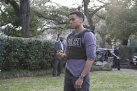 Common Law – Travis (Michael Ealy) und Wes untersuchen eine Serie von Einbrüchen und erfahren dabei, dass Travis' Pflegebruder der Anführer der Diebesbande sein könnte ...