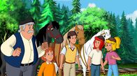 Bibi und Tina – Bibi (r.), Tina (2.v.r.) und Alex (M.) sind ratlos. Warum funktioniert Bibis Hexspruch nicht?