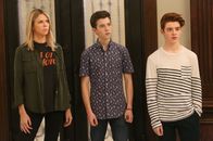 The Mick – Ihre Sportwetten werden Mick (Kaitlin Olson, l.), Dylan (Griffin Gluck, M.) und Chip (Thomas Barbusca, r.) zum Verhängnis ...