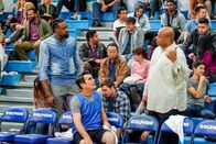 Modern Family – Phil (Ty Burrell, mi.) hat ein Jahr lang hart trainiert. Nun ist endlich seine Chance gekommen, sein Versagen beim letztjährigen Wohltätigkeitsbasketballturnier wettzumachen. Der Druck wird noch größer, als die ehemaligen NBA-Stars Charles Barkley (re.) und DeAndre Jordan (li.) bei dem Spiel auftauchen und Wetten abschließen.