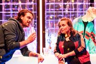 Nix Festes – Jonas (Sebastian Fräsdorf) möchte seinen Jugendcrush Mareike (Pina Kühr) um jeden Preis beeindrucken.