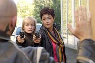Doppelter Einsatz – Sabrina (Despina Pajanou, re.) und Caro (Eva Herzig) beenden die Flucht des Hehlers (Sven Walser).