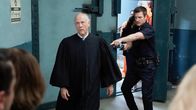 The Rookie – Der Richter Stevens (Jim Ortlieb, l.) wollte John Nolan (Nathan Fillion, r.) und weitere Besucher des Gerichts aus Platzgründen nicht in den Bunker lassen und hatte sie sogar mit einer Waffe bedroht, die ihm John abgenommen hat.