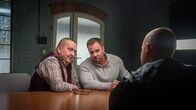SOKO Wismar – Die Kommissare Jan Reuter (Udo Kroschwald, l.) und Lars Pöhlmann (Dominic Boeer, M.) nehmen den Verdächtigen Sönke Wormuth (Dennis Kamitz, r.) ins Kreuzverhör.