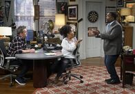 Männerwirtschaft – (v.l.n.r.) Oscar Madison (Matthew Perry); Dani (Yvette Nicole Brown); Teddy (Wendell Pierce)