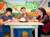 Ausverkauft – Florian (Albin Braig, M.) und seine Familie (Bastian Braig, Karin Sinn) proben fleißig für die alljährliche Vorstellung.