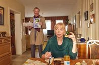 Schnitzel geht immer – Während sich Karin (Therese Hämer) als Krankenschwester mit Nachtschichten abplagt, treibt sich ihr Wolfgang (Ludger Pistor) in Quiz-Shows herum und lässt sich von seinem sauberen Freund die Chance nehmen, zumindest mit 2.000 Euro nach Hause zu kommen!