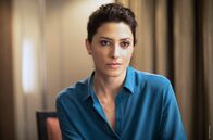 Macht des Geldes – Amaia Marín (Bárbara Lennie) ist TV-Sprecherin und setzt sich dafür ein, die Wahrheit ans Licht zu bringen.