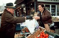 Kommissar Rex – Richie Moser (Tobias Moretti, re.) und Max Koch (Fritz Muliar, li.) treffen einander incognito am Naschmarkt.