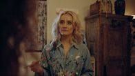 The Morning After – Michaela (Carmen Pretorius) will nicht ausziehen, sondern weiter ungestört im Strandhaus malen. Auf alternative Ideen steigt sie gar nicht erst ein.