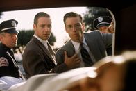 L.A. Confidential – Erneut hat es ein Todesopfer gegeben. Die Ermittler Bud White (Russell Crowe, l.) und Ed Exley (Guy Pearce, r.) sind am Tatort eingetroffen.