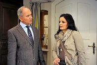 Rote Rosen – ARD ROTE ROSEN FOLGE 1336 Uhr im ERSTEN. In Roman (Johannes Terne, l.) erwacht neue Hoffnung, als Susann (Elisabeth Lanz, r.) ihn nicht aus ihrem Leben streichen kann.