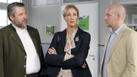 Die Rosenheim-Cops – Noch bestreitet Henriette Pfister (Anja Karmanski, M.), ein Verhältnis mit dem Opfer gehabt zu haben. Können Stadler (Dieter Fischer, l.) und Loibl (Stephan Zinner, r.) ihr das Gegenteil beweisen?