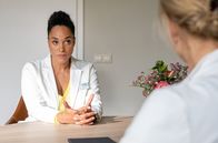 In aller Freundschaft – Dr. Ina Schulte (Isabell Gerschke, re.) wird von der neuen Chefärztin Dr. Lucia Böhm (Vanessa Rottenburg, li.) mit einer schlechten Nachricht konfrontiert: Ihre Patientin Freja Kohlhaas hat gerade eine Fehlgeburt erlitten.