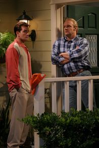 Two and a Half Men – Ein Männergespräch in Ehren kann niemand verwehren: Bill (Eric Allen Kramer, r.) und Charlie (Charlie Sheen, l.) ...