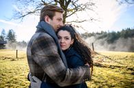 Sturm der Liebe – Shirin (Merve Çakır, r.) findet Trost bei Henning (Matthias Zera, l.).