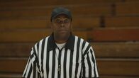 Bupkis – Der Schiedsrichter (Kenan Thompson) verliert fast den Überblick – so hitzig geht es beim Damen-Basketball zur Sache.