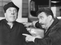 Genosse Don Camillo – So sehr Don Camillo (Fernandel, links) an das Gute im Menschen glaubt: Bei den Ansichten des Genossen Peppone (Gino Cervi) könnte er zum Himmel schreien ...