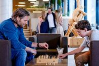 Die Bergretter – Beim Schachspielen versucht Markus (Sebastian Ströbel, l.) Leon (Jacob Speidel, r.) auf andere Gedanken zu bringen. Währenddessen vergnügt sich Tobias (Markus Brandl, M.) mit den neuen Bekanntschaften (Elisabeth Grünebach und Anna Unterweger)