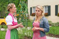 Die Rosenheim-Cops – Kurz vor dem Finale zur Wahl der Rosenheimer Bierkönigin findet Lange (Sarah Thonig, r.) eine Mitbewerberin tot auf. Steckt Konkurrentin Carola Maisenberger (Melanie Kogler, l.) hinter dem Mord?