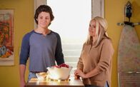 Young Sheldon – Georgie Cooper (Montana Jordan, l.); Mandy (Emily Osment, r.)