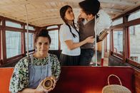 Triff... – Frida Kahlo (Mina Sagdic) erlitt bei einem Busunfall schwerwiegende Verletzungen, die ihre Malerkarriere prägte.