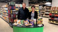Der Vorkoster – Björn Freitag (l) und Stiftung Warentest-Expertin Ina Bockholt nehmen das Sortiment an Fleischersatzprodukten genau unter die Lupe.