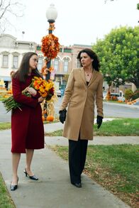Gilmore Girls – Ein besonders anstrengendes Thanksgiving wartet auf Rory (Alexis Bledel, l.) und Lorelai (Lauren Graham, r.), denn sie müssen gleich vier Einladungen gerecht werden ...