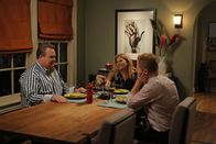 Modern Family – V.l.: Cameron (Eric Stonestreet), Brenda (Kristen Johnsten), Mitchell (Jesse Tyler Ferguson)