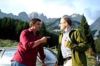 Der Bergdoktor – Martin Gruber (Hans Sigl, l.) macht Jochen Gottlieb (Thomas Limpinsel, r.) klar, dass nur er allein mit viel Verständnis seiner Frau das Leben retten kann.
