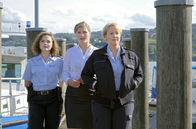 WaPo Bodensee – Nele (Floriane Daniel, r.) und Julia (Wendy Güntensperger, l.) machen sich mit der Hotelangestellten Daniela Dahlke (Laura Lippmann, M.) auf die Suche nach der verschwundenen Vanessa.