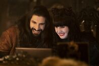 What We Do in the Shadows – Nandor (Kayvan Novak, l.); Nadja (Natasia Demetriou, r.)